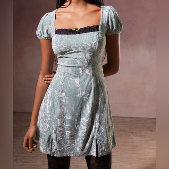 URBAN Outfitters Kimchi Blue Jill Velvet Mini Dress Light Green New With Tags - Picture 1 of 12